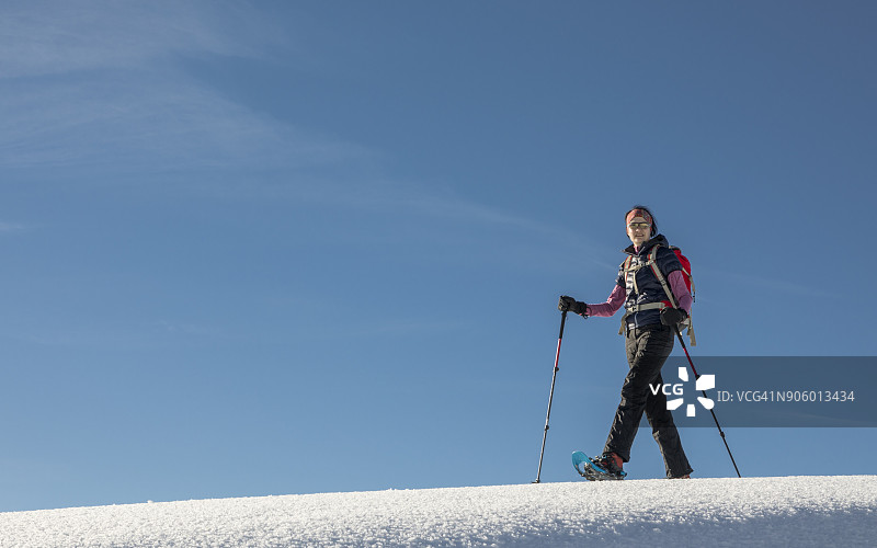 女徒步旅行者在奥地利达赫施泰因山脉穿着雪鞋图片素材