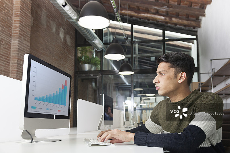 在办公室使用电脑的商人图片素材