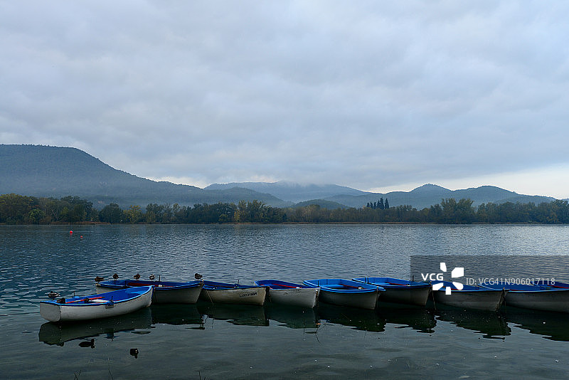 赫罗纳省巴尼奥莱斯池塘的广阔视野图片素材