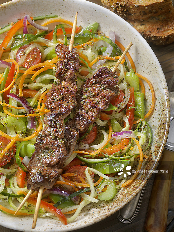 胡椒牛肉串配螺旋蔬菜沙拉图片素材