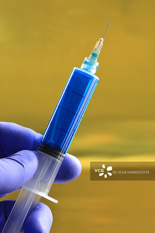 卫生工作者准备流感疫苗图片素材
