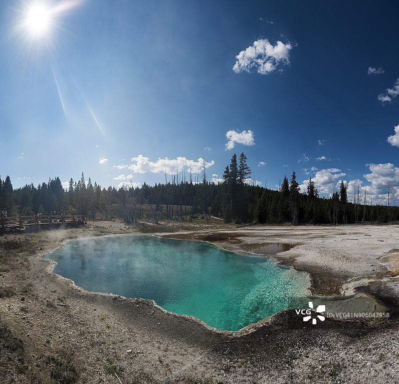 美国怀俄明州黄石国家公园的间歇泉图片素材