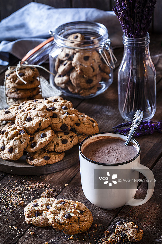 巧克力曲奇和热巧克力杯图片素材