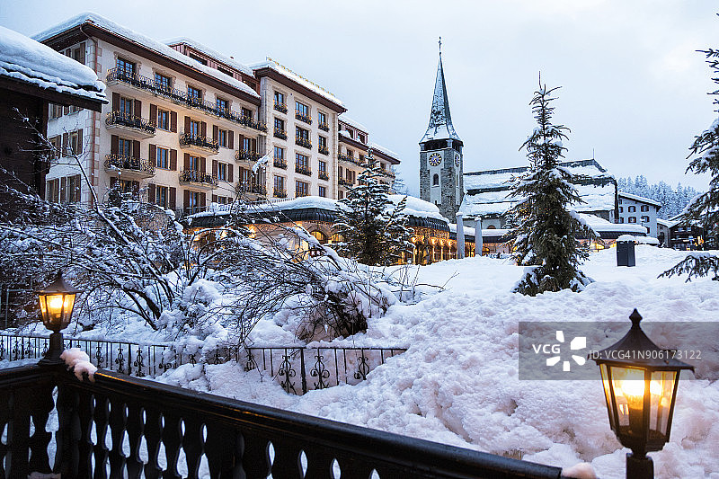 采尔马特的切尔万山宫和圣莫里求斯教堂，瑞士图片素材