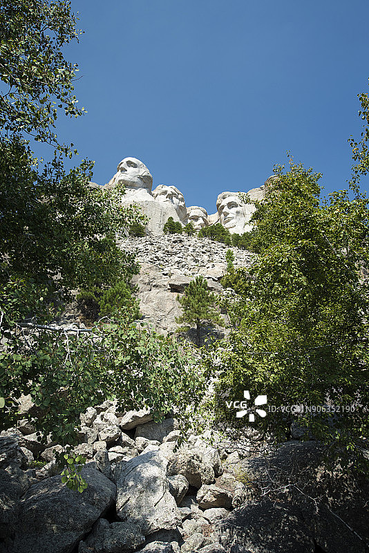 拉什莫尔山国家纪念碑的低角度景观图片素材