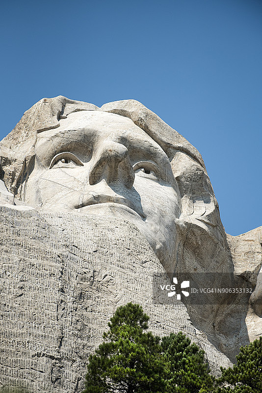 拉什莫尔山国家纪念碑的低角度景观图片素材