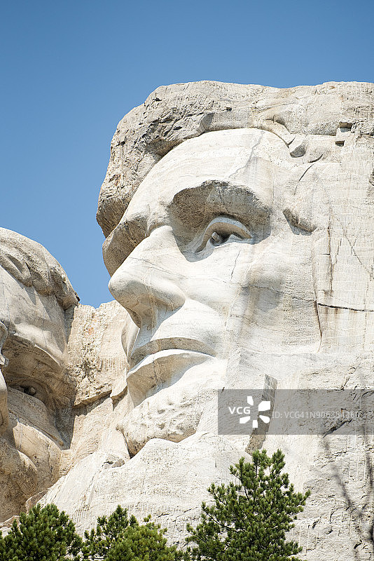 拉什莫尔山国家纪念碑的低角度景观图片素材