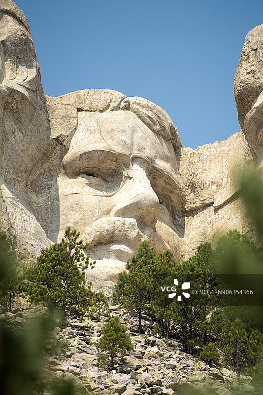 拉什莫尔山国家纪念碑的低角度景观图片素材