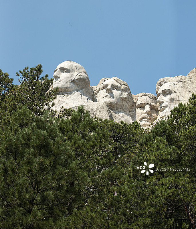 拉什莫尔山国家纪念碑的低角度景观图片素材