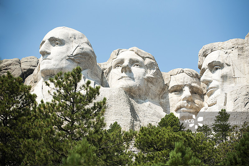 拉什莫尔山国家纪念碑的低角度景观图片素材