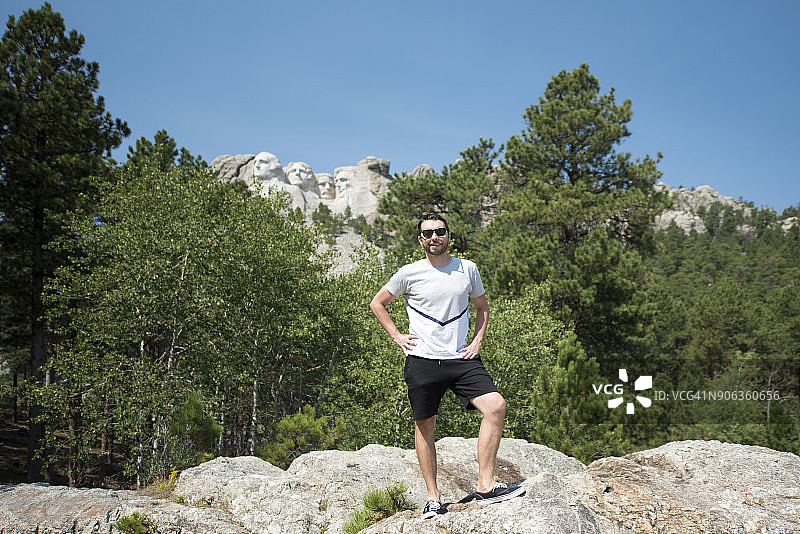 游客参观美国南达科他州拉什莫尔山图片素材