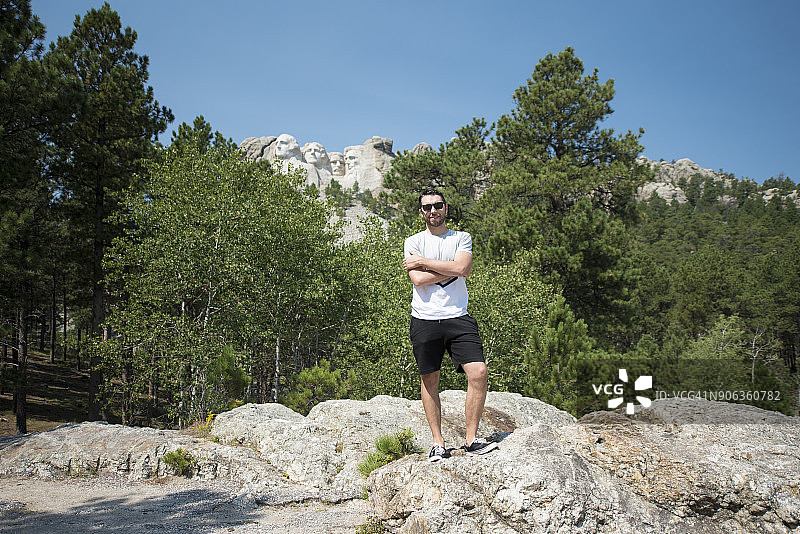 游客参观美国南达科他州拉什莫尔山图片素材