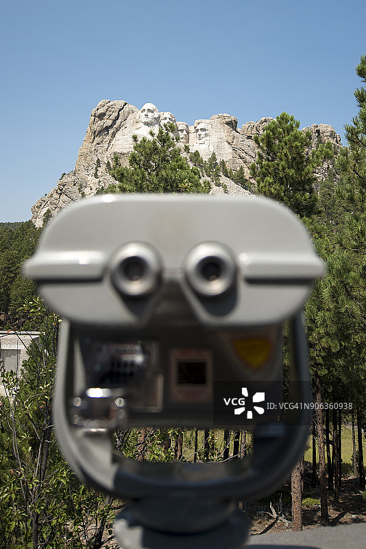 用望远镜看拉什莫尔山，美国南达科他州图片素材