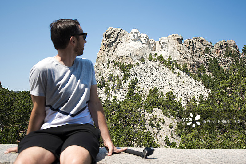 游客参观美国南达科他州拉什莫尔山图片素材