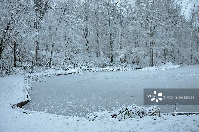 白色景观：乡村雪地池塘图片素材