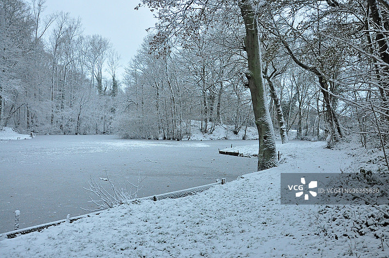白色景观：乡村雪地池塘图片素材