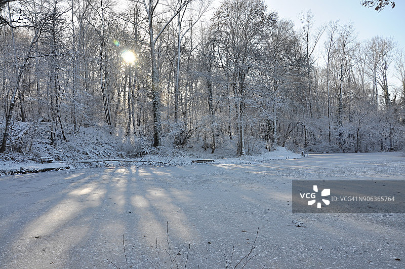 白色景观：乡村雪地池塘图片素材
