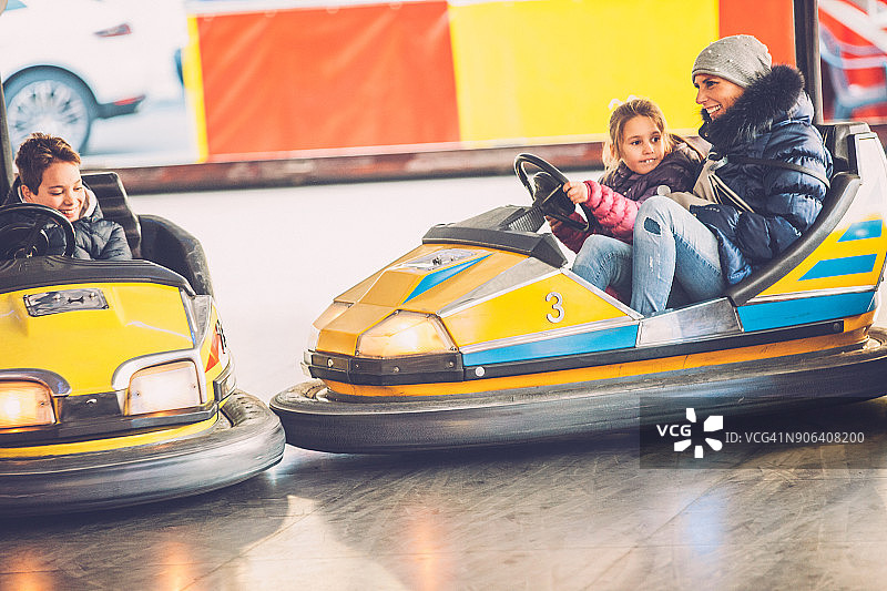 母女在游乐园玩碰碰车图片素材