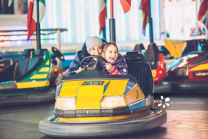 快乐的母女享受碰碰车之旅图片素材