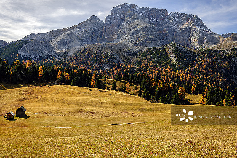 意大利多洛米蒂阿尔卑斯山布莱斯湖中倒映的秋季森林和山岩图片素材