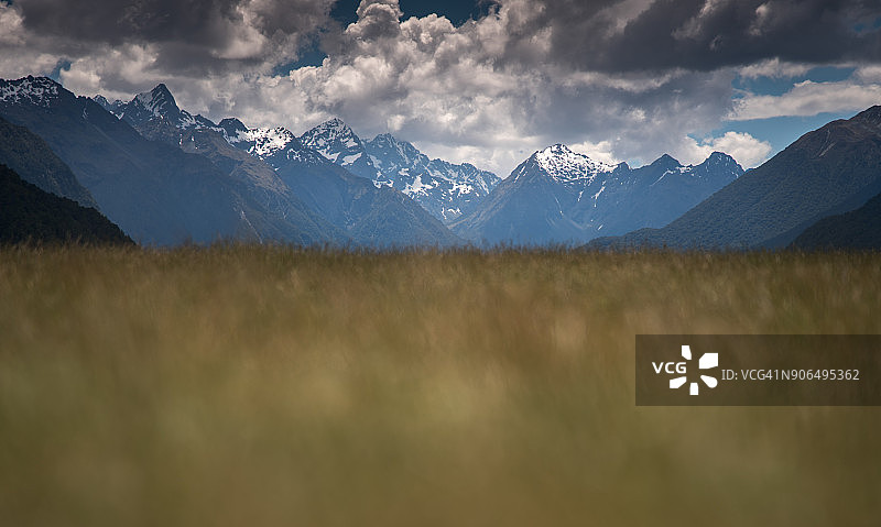 新西兰夏季的埃格林顿山谷和蓝天图片素材