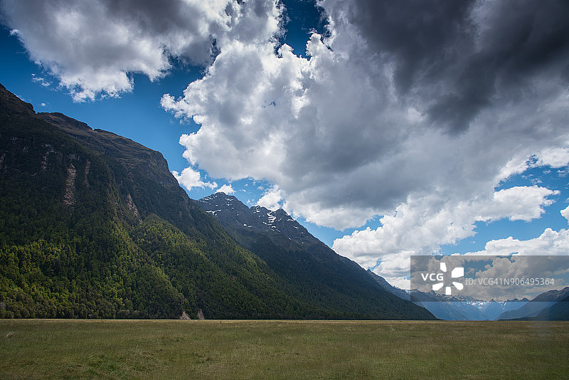 新西兰夏季的埃格林顿山谷和蓝天图片素材