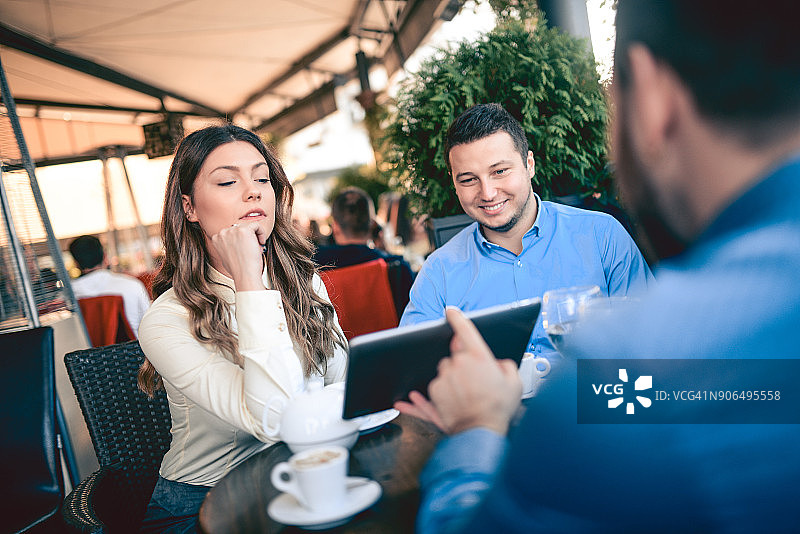 年轻男人在咖啡馆向新客户介绍他的新在线产品图片素材