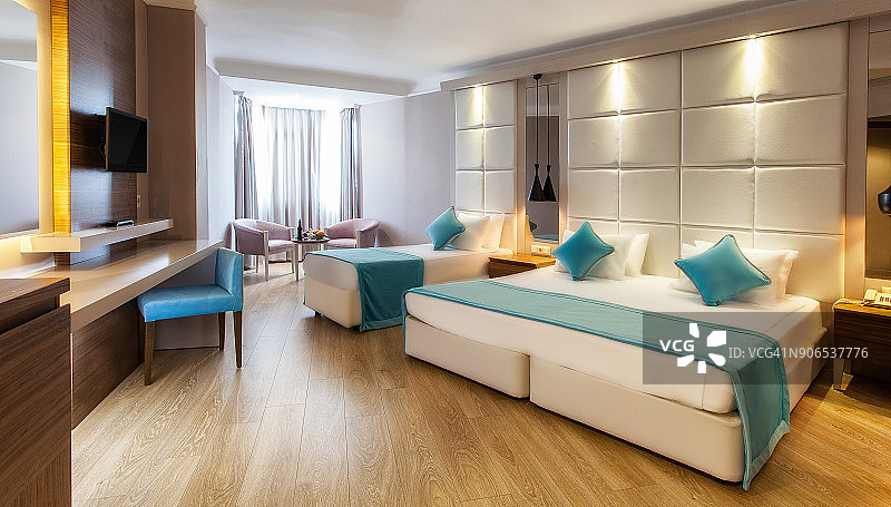 豪华酒店卧室室内设计，配有一张床图片素材