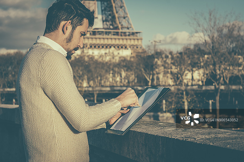 在巴黎户外写生图片素材