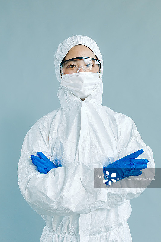穿隔离服的亚洲女科学家肖像，工作室拍摄图片素材