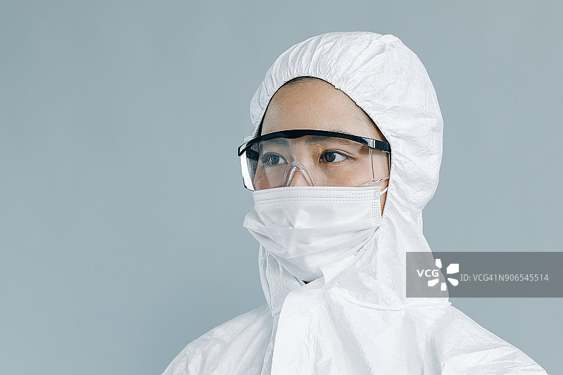 穿隔离服的亚洲女科学家肖像，工作室拍摄图片素材
