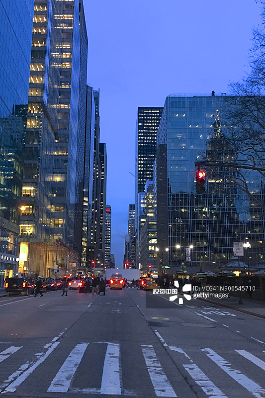 纽约市第六大道的玻璃钢结构办公大楼北景图片素材