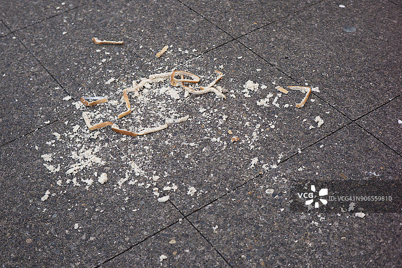 留在城市人行道上的白面包皮图片素材