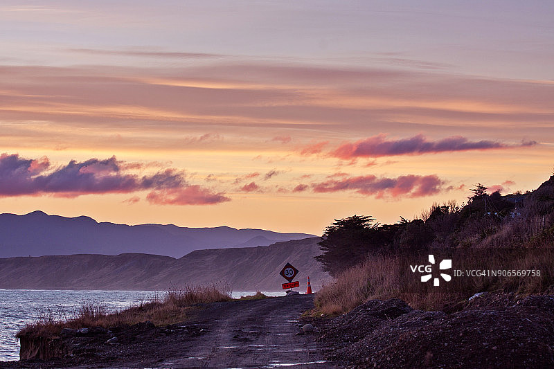 怀拉拉帕帕利塞尔湾的粉色日落与侵蚀的道路图片素材