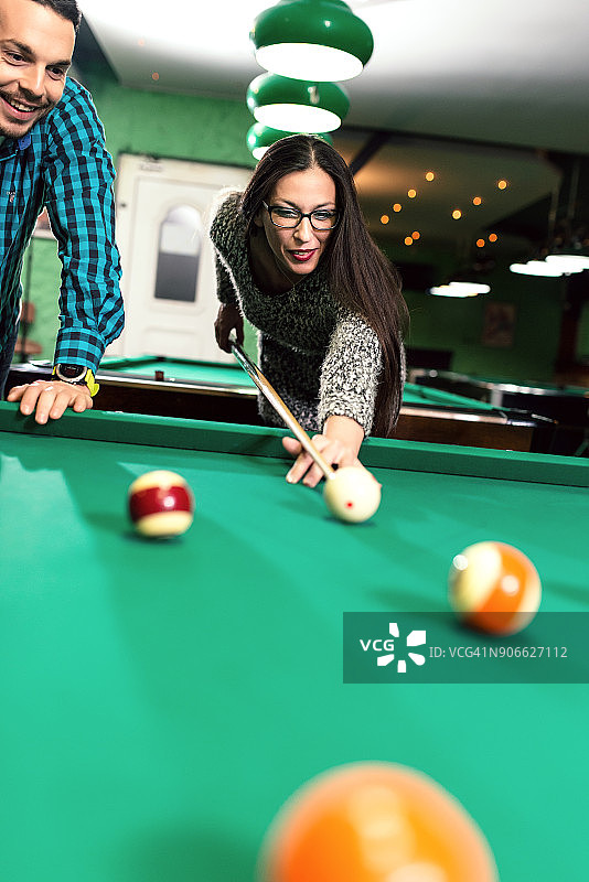 情侣打台球图片素材