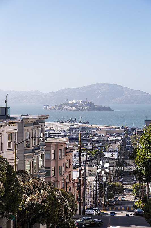 从旧金山俄罗斯山眺望恶魔岛监狱图片素材