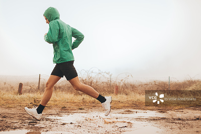 奔跑中的运动员图片素材
