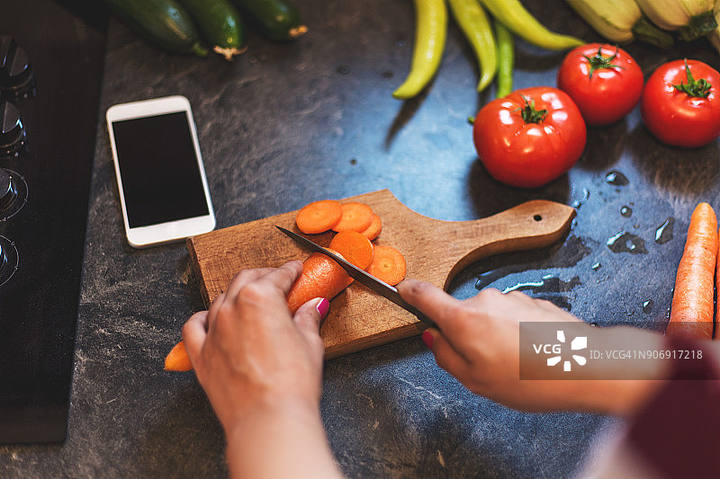 女人切新鲜蔬菜图片素材