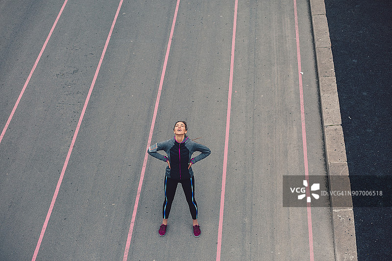 赢得比赛的女子运动员图片素材