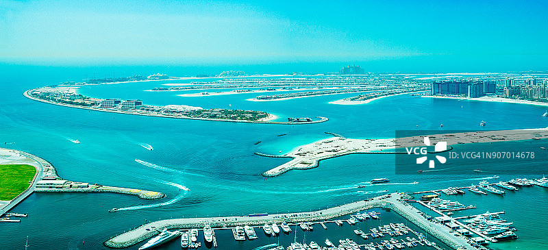 从迪拜码头看到的朱美拉棕榈岛，阿拉伯联合酋长国图片素材