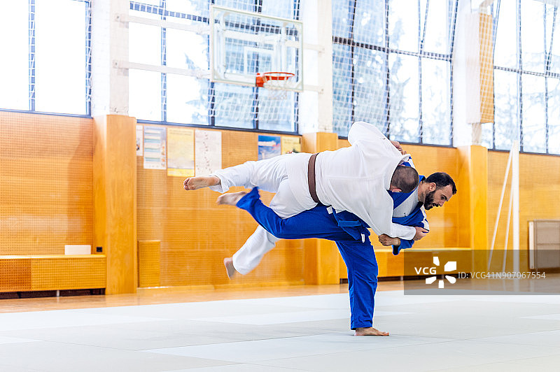 柔道比赛中的武术家图片素材
