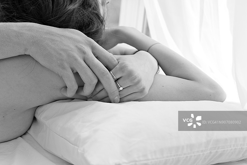 年轻情侣在床上拥抱图片素材