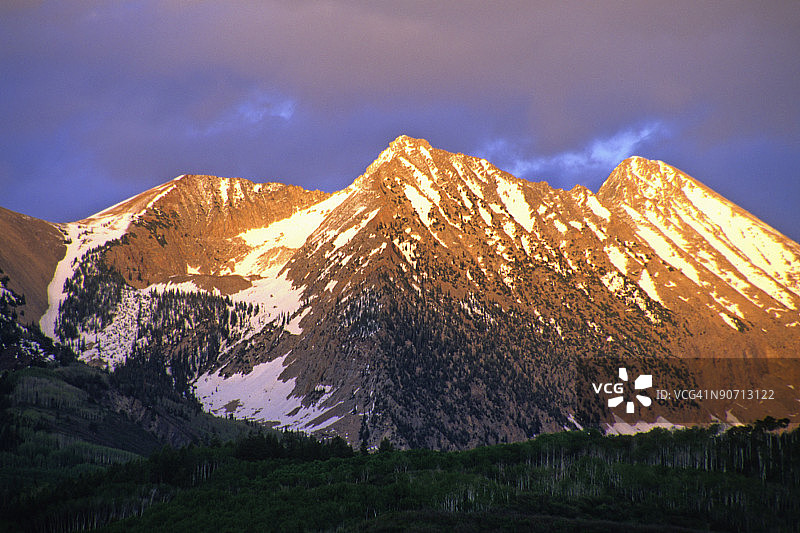 雪山日落景观图片素材