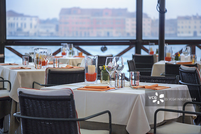 威尼斯海边等待客人的空餐桌图片素材