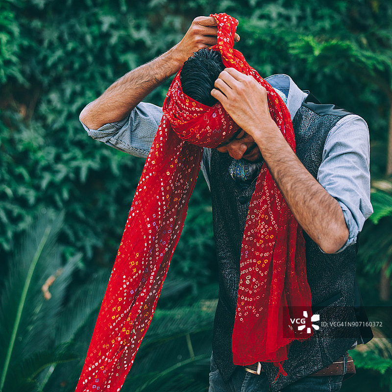 印度男子展示如何佩戴头巾 - 印度教 - 斋浦尔，拉贾斯坦邦，印度图片素材