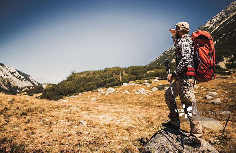 独自在山中徒步旅行图片素材
