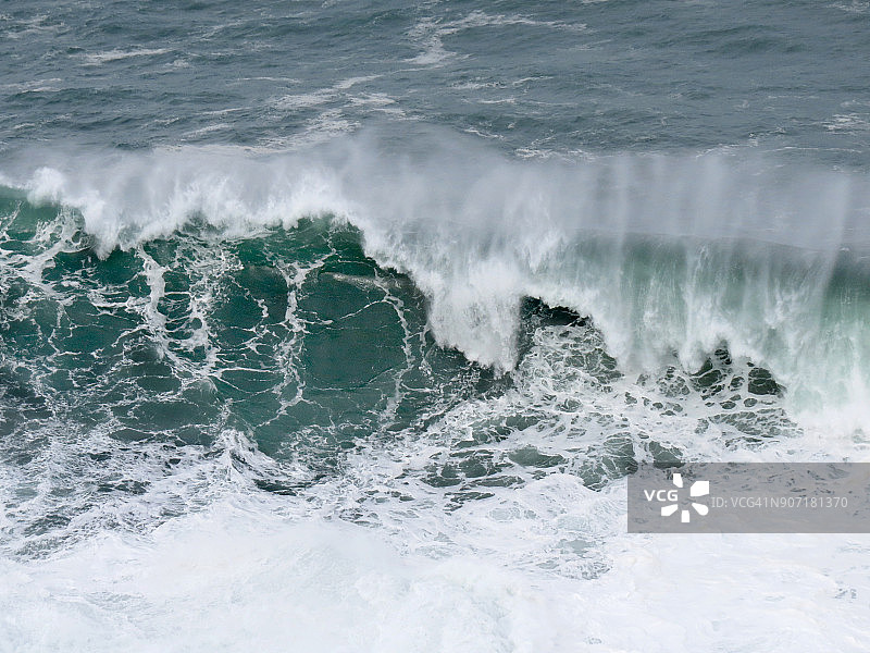 风暴海上的红色警报图片素材