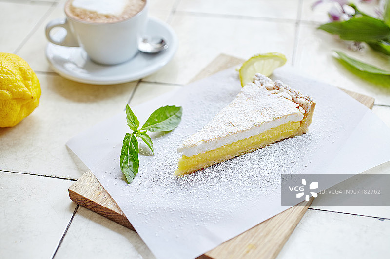 蛋白酥皮柠檬派图片素材