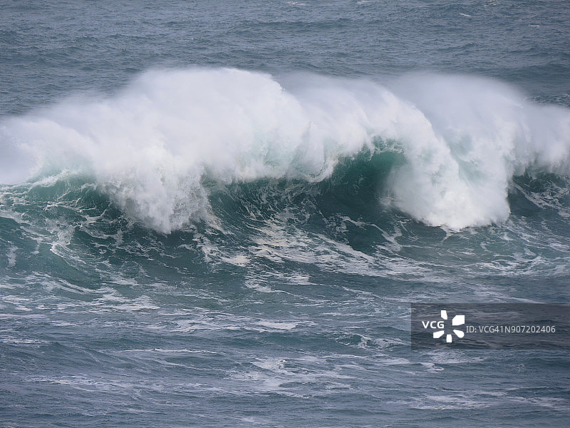 风暴海上的红色警报图片素材
