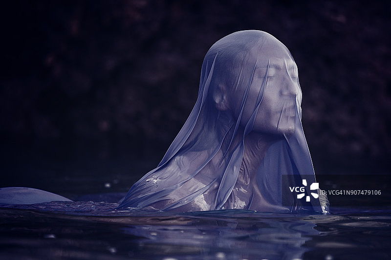 从海中浮现的无脸人鱼图片素材